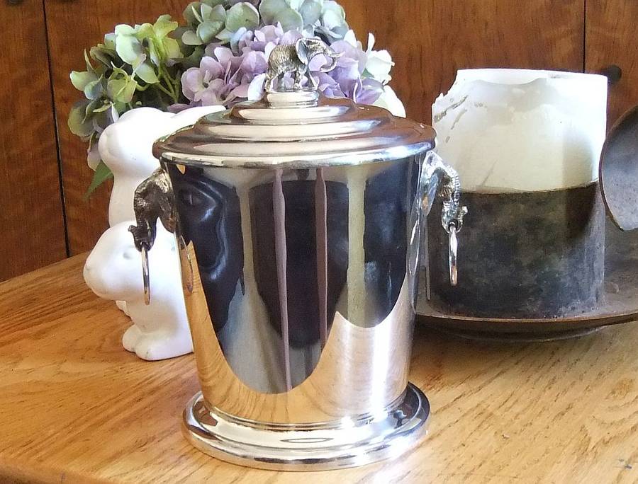 AN ABSOLUTELY GORGEOUS RARE VINTAGE SILVERPLATE ICE BUCKET WITH ELEPHANT FINIAL AND HANDLES