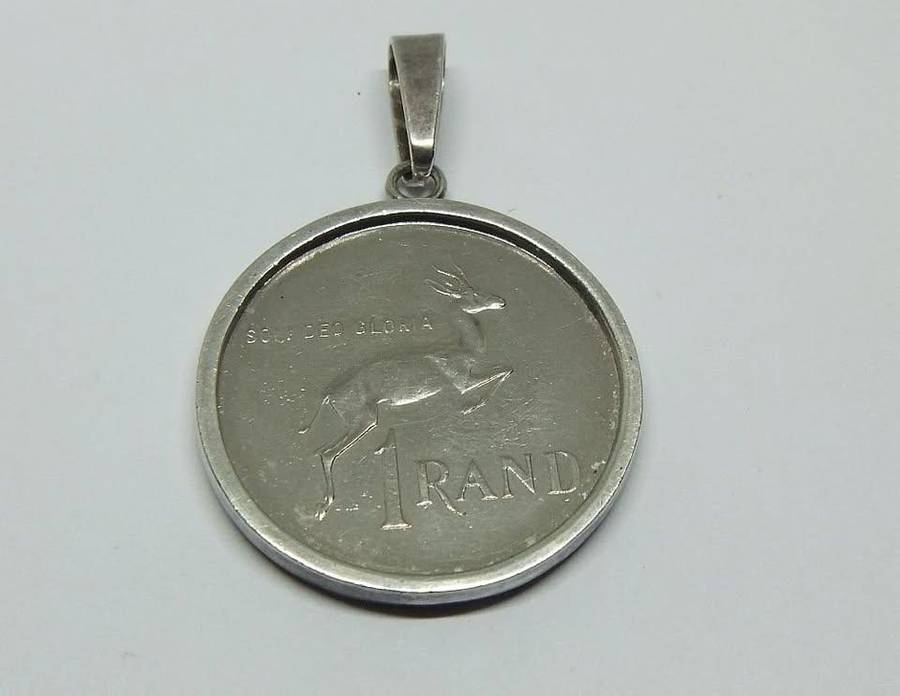 A VERY COOL WELL MADE VINTAGE 1981 ONE RAND COIN PENDANT SET IN A GENUINE STERLING SILVER FRAME