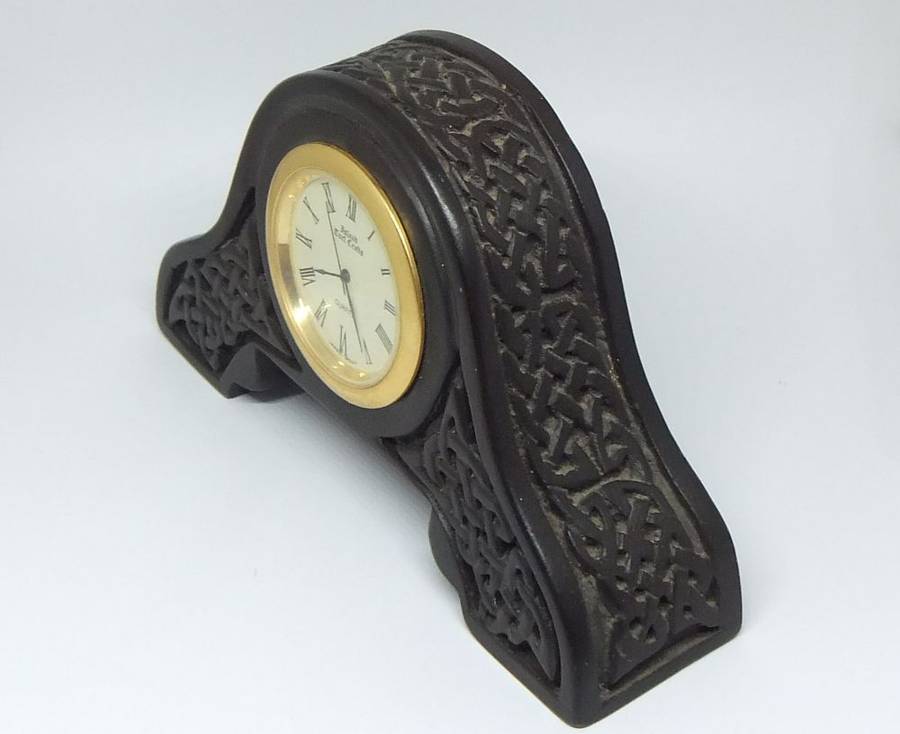 AN AWESOME VINTAGE CELTIC DESIGN DESK CLOCK BY  ISLAND TURF CRAFTS IRELAND - WORKING 100%