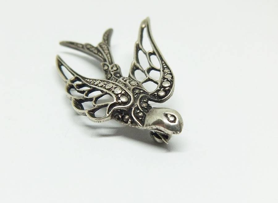 LOOK !! A BEAUTIFULLY DETAILED SOLID STERLING SILVER ART DECO STYLE SWALLOW BROOCH !! WOW !!