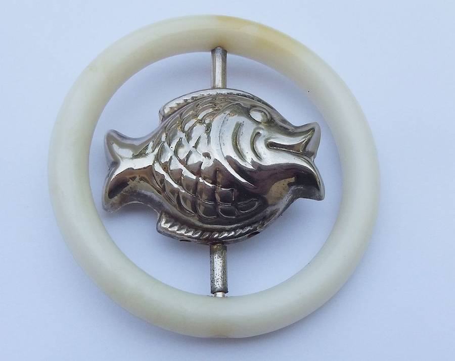 LOOK !! A RARE ADORABLE VINTAGE SILVERPLATE FISH ON SWIVEL TEETHING RING AND RATTLE !!