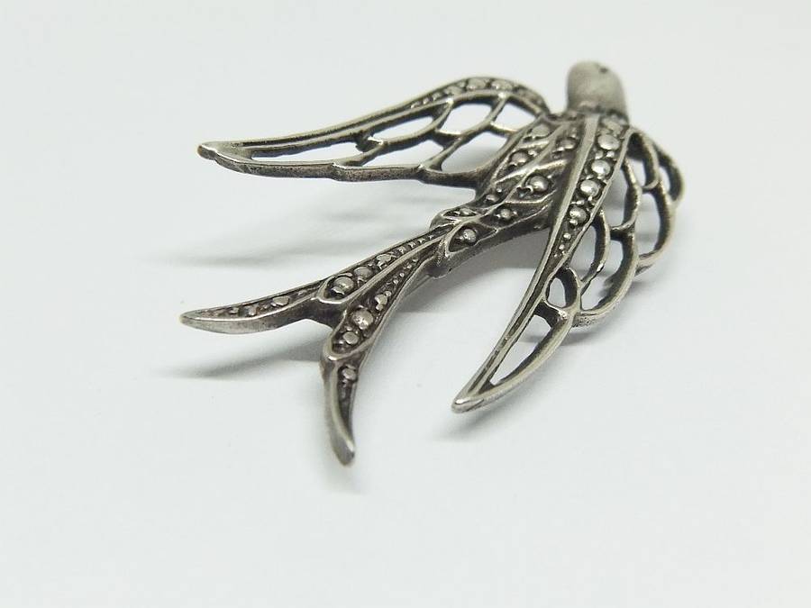 LOOK !! A BEAUTIFULLY DETAILED SOLID STERLING SILVER ART DECO STYLE SWALLOW BROOCH !! WOW !!
