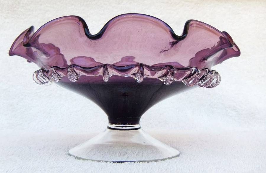 WOW !! A BEAUTIFUL VINTAGE VENETIAN STYLE FOOTED GLASS SWEET OR FRUIT BOWL IN EXCELLENT CONDITION !!