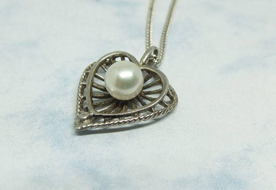 A BRAND NEW STERLING SILVER NECKLACE PLUS A HEART SHAPED VINTAGE PENDANT SET WITH A GENUINE PEARL