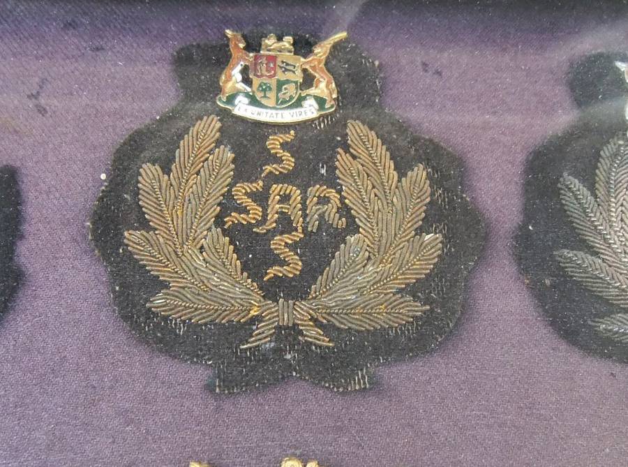 S A R / S A S - SOUTH AFRICAN RAILWAYS STATION MASTER BADGE AND BUTTON COLLECTION FRAMED LONG AGO