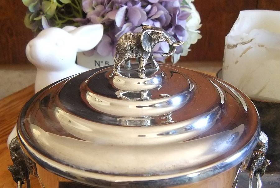 AN ABSOLUTELY GORGEOUS RARE VINTAGE SILVERPLATE ICE BUCKET WITH ELEPHANT FINIAL AND HANDLES