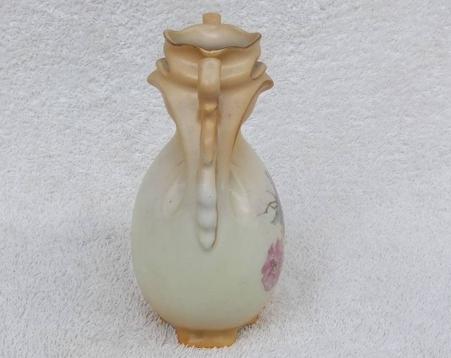 A RARE VICTORIAN ART NOUVEAU PATTERN BLUSHWARE VASE BY VICTORIA AUSTRIA