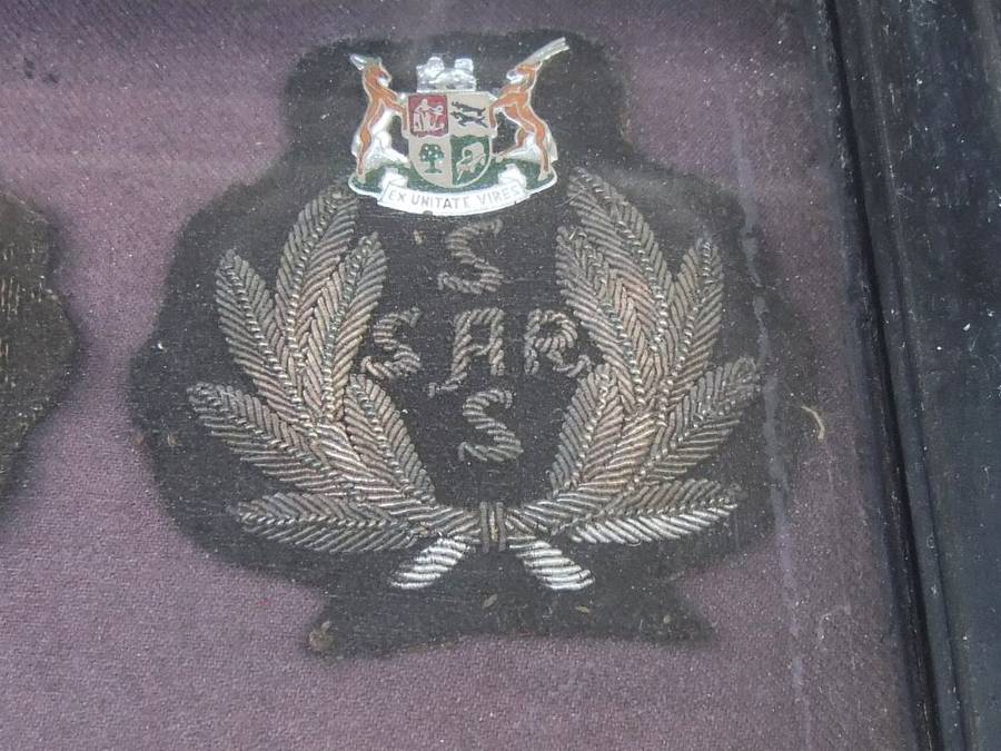 S A R / S A S - SOUTH AFRICAN RAILWAYS STATION MASTER BADGE AND BUTTON COLLECTION FRAMED LONG AGO