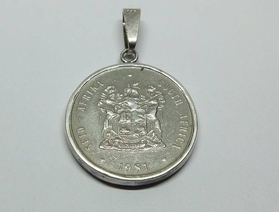 A VERY COOL WELL MADE VINTAGE 1981 ONE RAND COIN PENDANT SET IN A GENUINE STERLING SILVER FRAME
