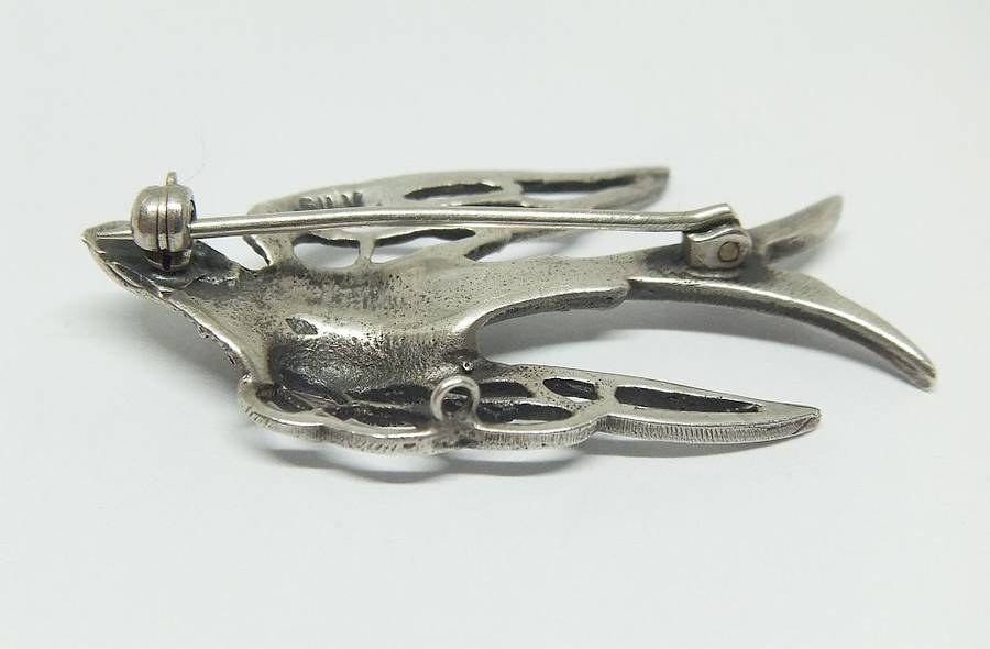 LOOK !! A BEAUTIFULLY DETAILED SOLID STERLING SILVER ART DECO STYLE SWALLOW BROOCH !! WOW !!