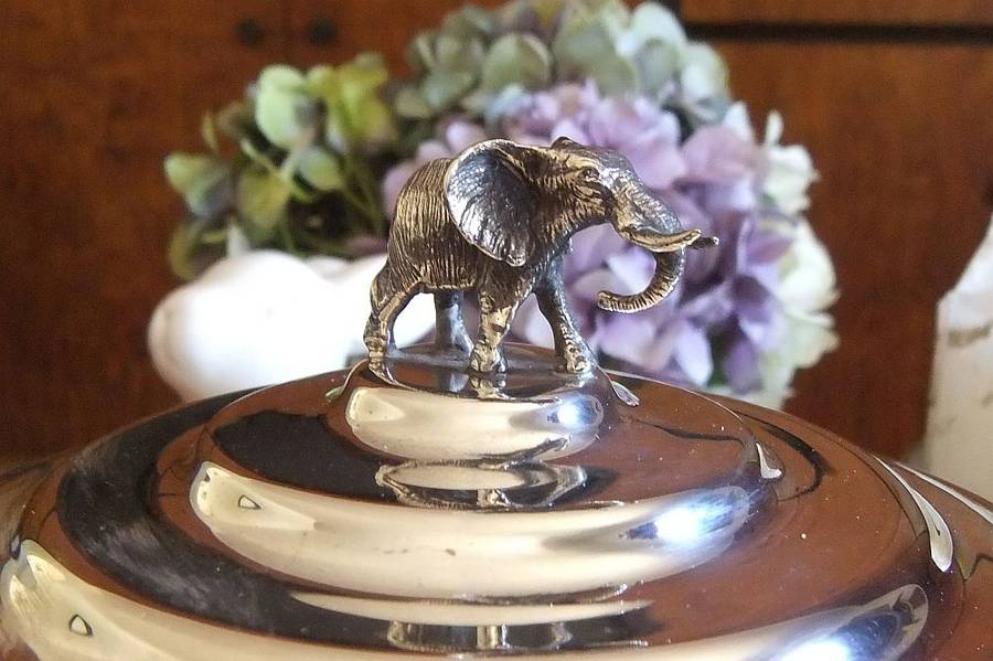 AN ABSOLUTELY GORGEOUS RARE VINTAGE SILVERPLATE ICE BUCKET WITH ELEPHANT FINIAL AND HANDLES