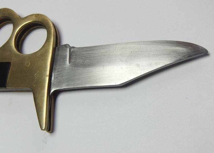 A rarely seen vintage brass knuckle duster knife combo in great working condition
