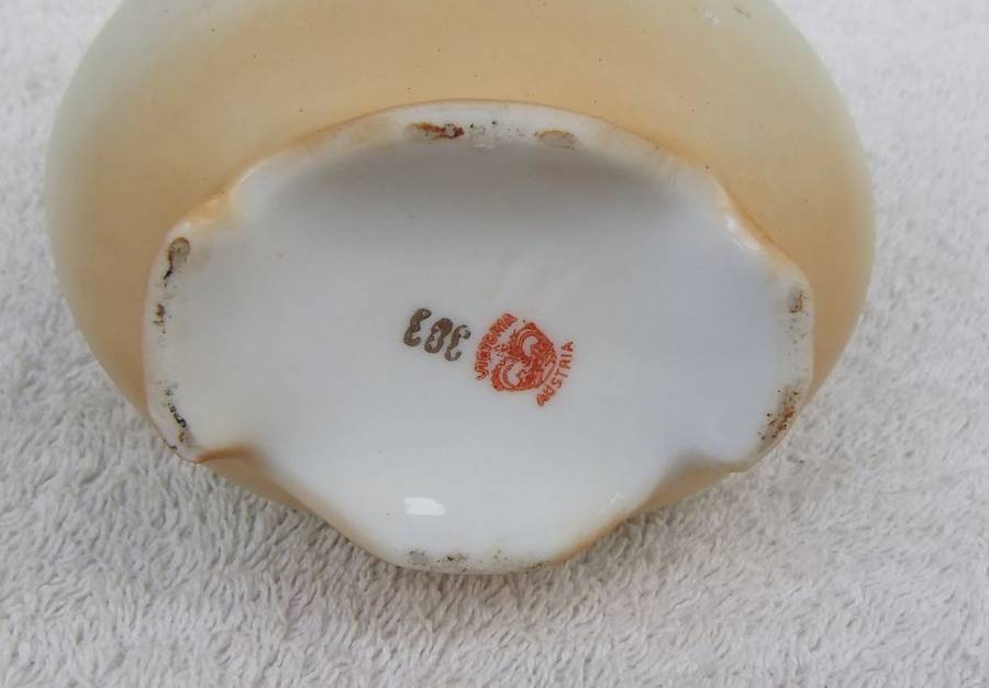 A RARE VICTORIAN ART NOUVEAU PATTERN BLUSHWARE VASE BY VICTORIA AUSTRIA