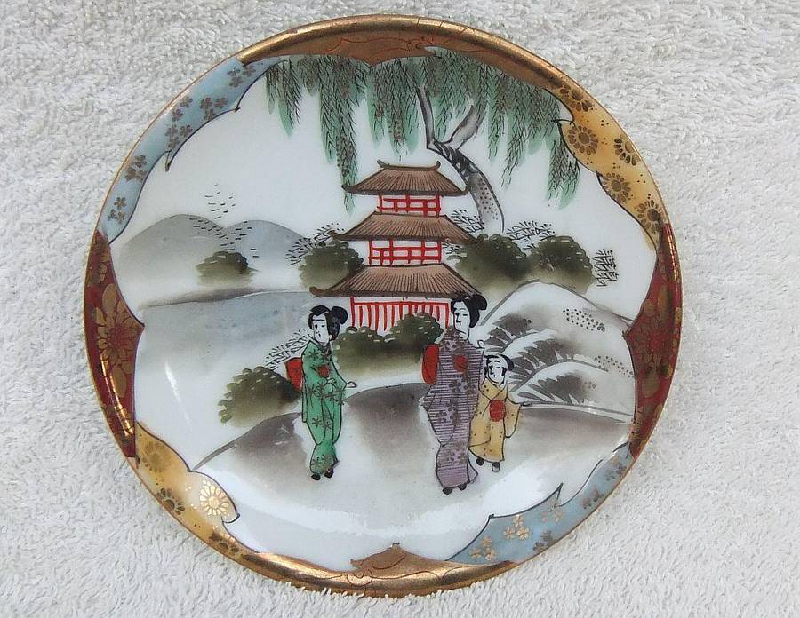MUST SEE !! A MAGNIFICENT HIGHLY DETAILED VINTAGE SIGNED HAND PAINTED JAPANESE CUP AND SAUCER !!