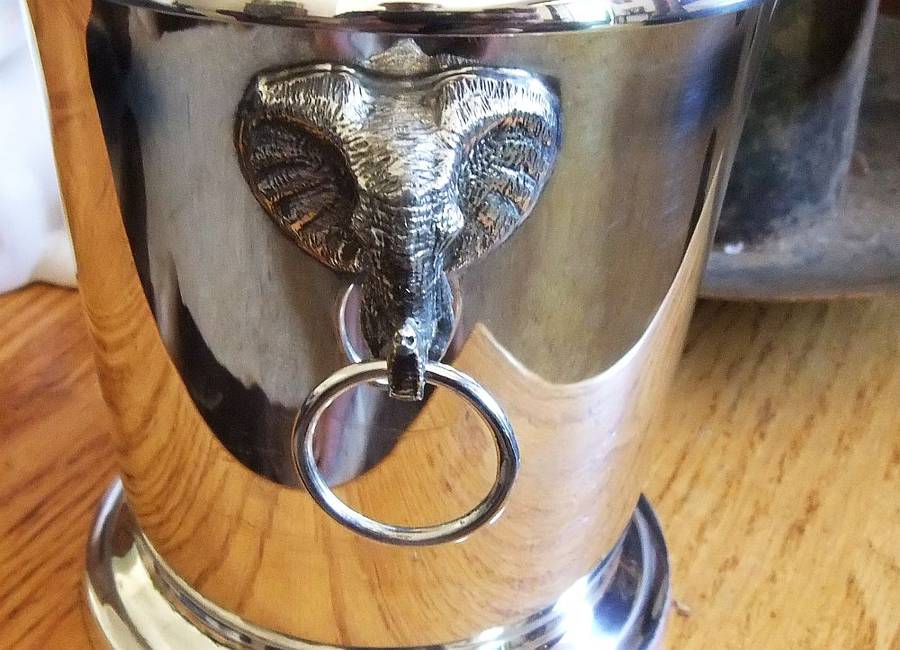 AN ABSOLUTELY GORGEOUS RARE VINTAGE SILVERPLATE ICE BUCKET WITH ELEPHANT FINIAL AND HANDLES
