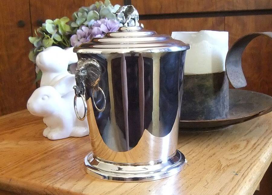 AN ABSOLUTELY GORGEOUS RARE VINTAGE SILVERPLATE ICE BUCKET WITH ELEPHANT FINIAL AND HANDLES
