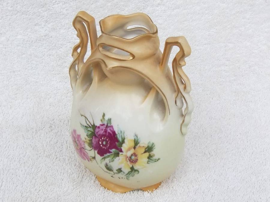 A RARE VICTORIAN ART NOUVEAU PATTERN BLUSHWARE VASE BY VICTORIA AUSTRIA