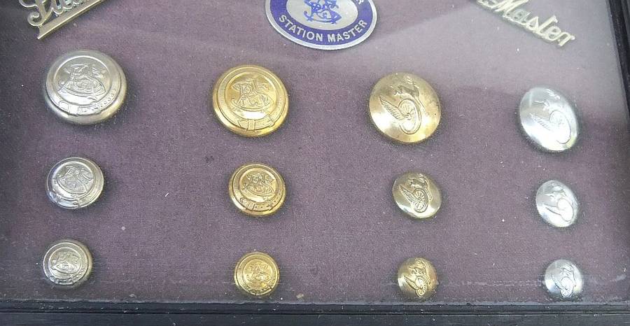 S A R / S A S - SOUTH AFRICAN RAILWAYS STATION MASTER BADGE AND BUTTON COLLECTION FRAMED LONG AGO