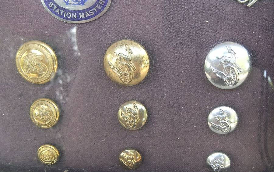 S A R / S A S - SOUTH AFRICAN RAILWAYS STATION MASTER BADGE AND BUTTON COLLECTION FRAMED LONG AGO