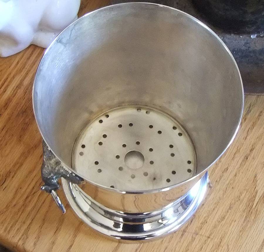 AN ABSOLUTELY GORGEOUS RARE VINTAGE SILVERPLATE ICE BUCKET WITH ELEPHANT FINIAL AND HANDLES