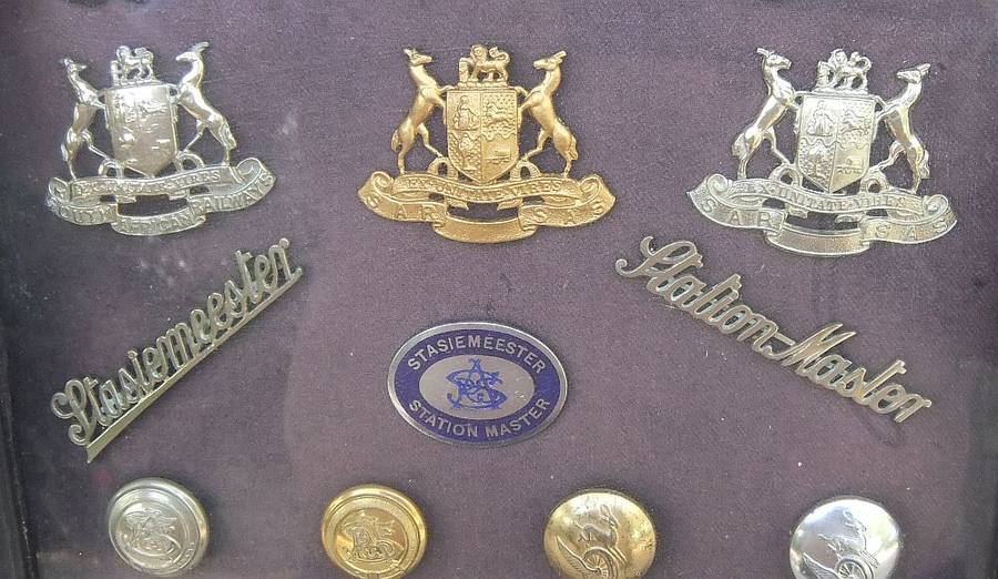 S A R / S A S - SOUTH AFRICAN RAILWAYS STATION MASTER BADGE AND BUTTON COLLECTION FRAMED LONG AGO