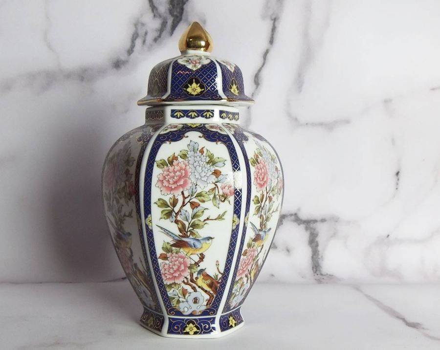 A beautiful vintage Imari style five sided porcelain lidded ginger jar in excellent condition
