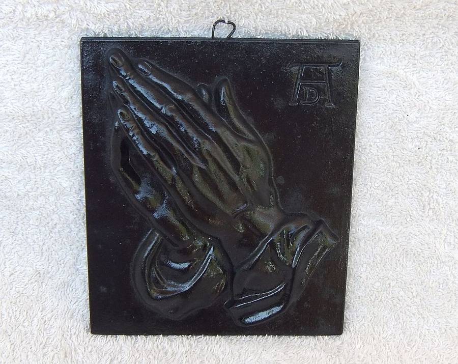 INTERESTING INFO !! A VINTAGE CAST METAL WALL HANGING DEPICTING PRAYING HANDS AFTER ALBRECHT DURER !