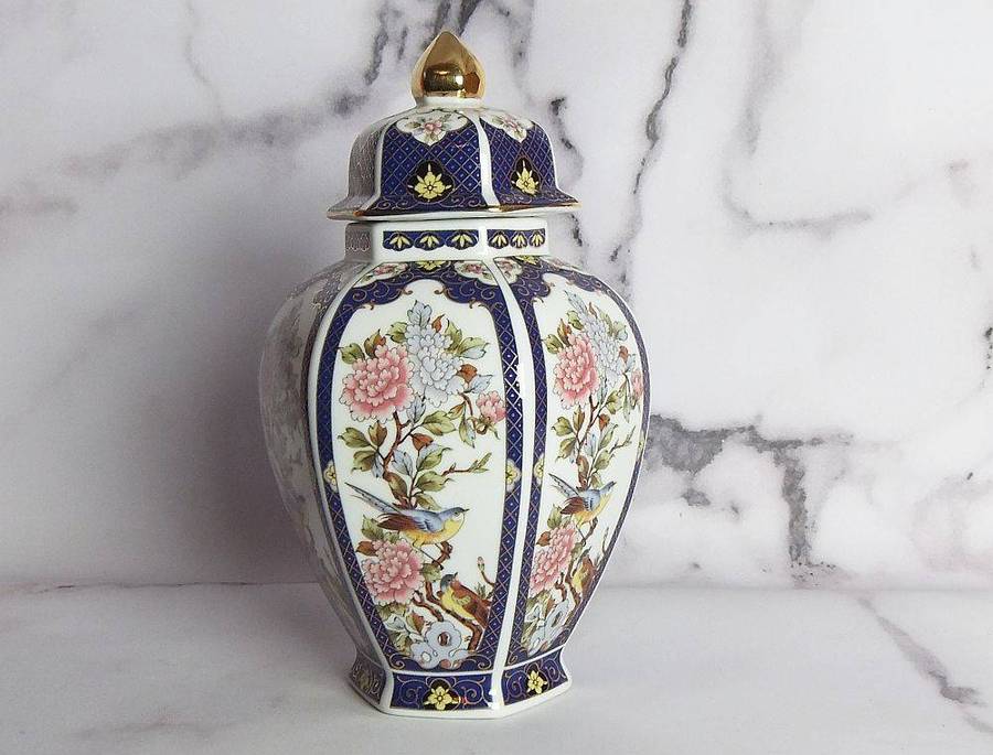 A beautiful vintage Imari style five sided porcelain lidded ginger jar in excellent condition
