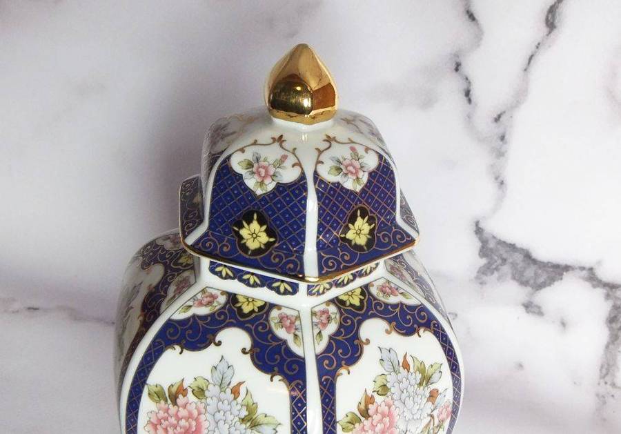 A beautiful vintage Imari style five sided porcelain lidded ginger jar in excellent condition