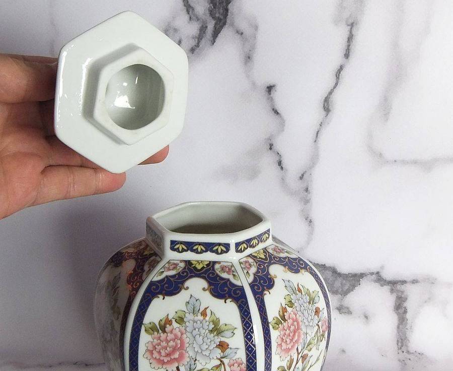 A beautiful vintage Imari style five sided porcelain lidded ginger jar in excellent condition