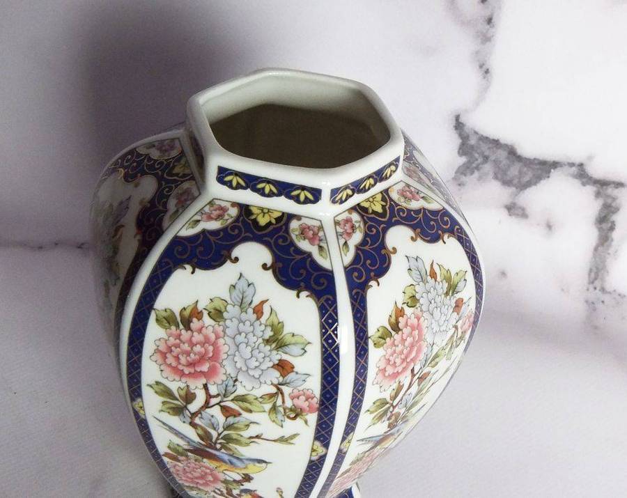 A beautiful vintage Imari style five sided porcelain lidded ginger jar in excellent condition