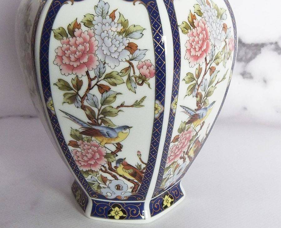A beautiful vintage Imari style five sided porcelain lidded ginger jar in excellent condition