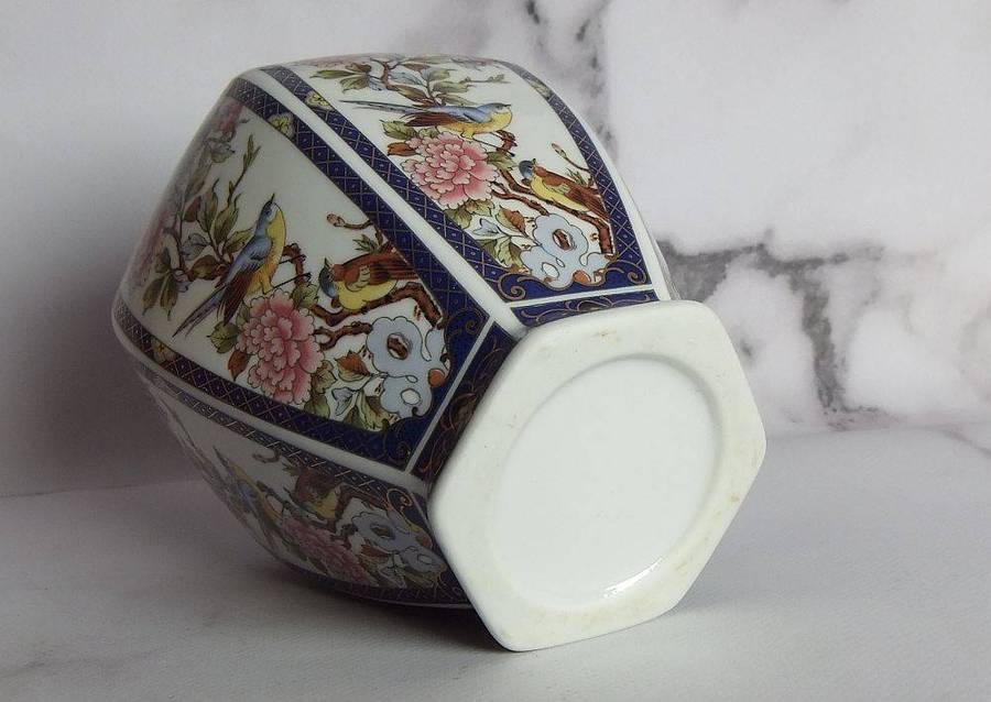 A beautiful vintage Imari style five sided porcelain lidded ginger jar in excellent condition