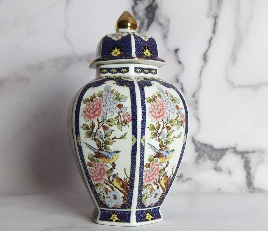 A beautiful vintage Imari style five sided porcelain lidded ginger jar in excellent condition