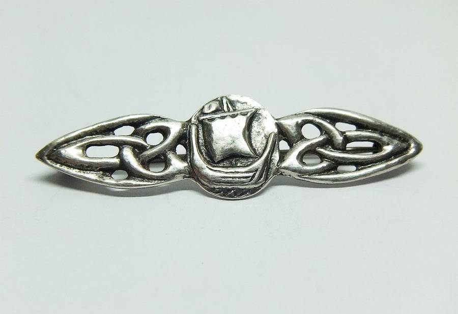 AWESOME PIECE !! AN OLD SOLID STERLING SILVER BROOCH WITH VIKING BOAT AND CELTIC PATTERN DESIGN !!