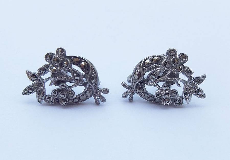 WOW !! A GORGEOUS PAIR OF VINTAGE SCREW ON STERLING SILVER EARRINGS SET WITH MARCASITE !!