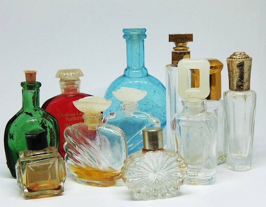 A LOVELY LITTLE COLLECTION OF VINTAGE MINIATURE GLASS PERFUME BOTTLES