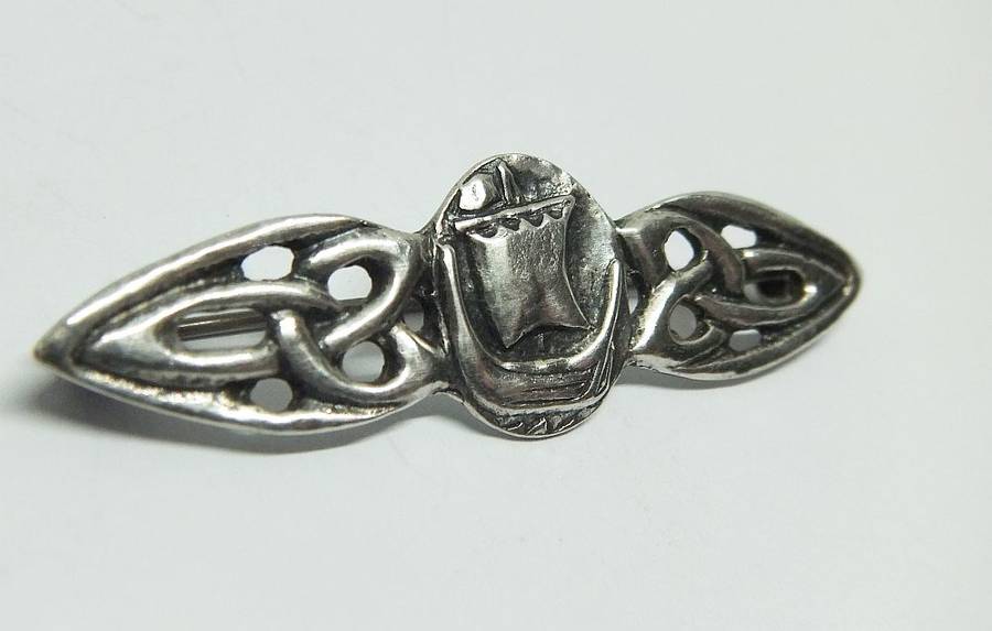 AWESOME PIECE !! AN OLD SOLID STERLING SILVER BROOCH WITH VIKING BOAT AND CELTIC PATTERN DESIGN !!