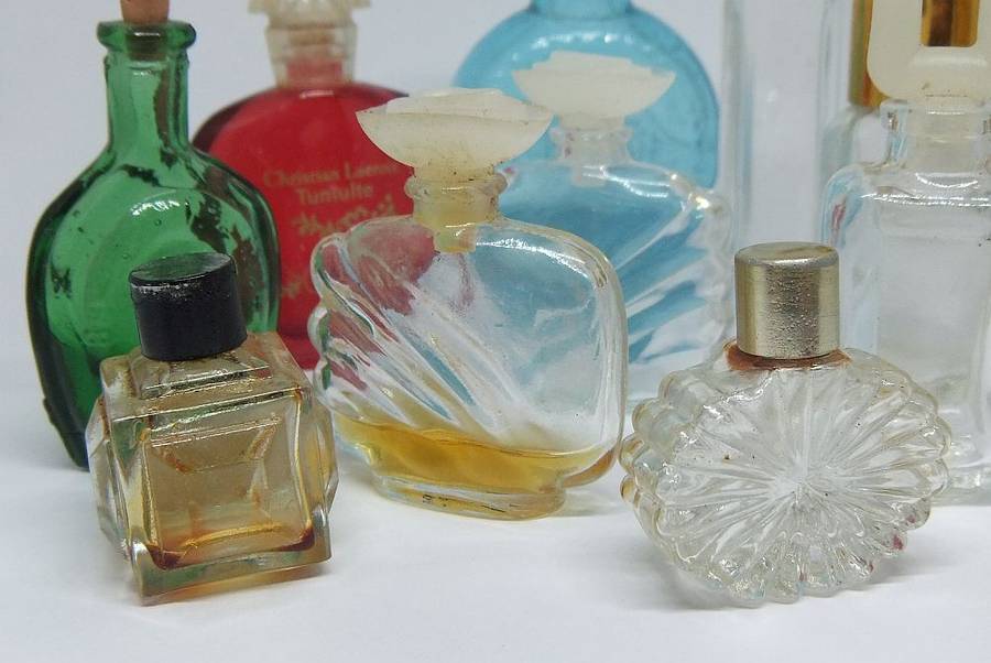 A LOVELY LITTLE COLLECTION OF VINTAGE MINIATURE GLASS PERFUME BOTTLES