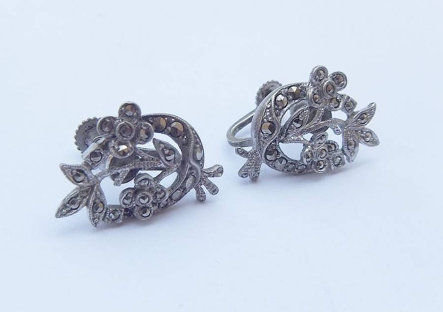 WOW !! A GORGEOUS PAIR OF VINTAGE SCREW ON STERLING SILVER EARRINGS SET WITH MARCASITE !!