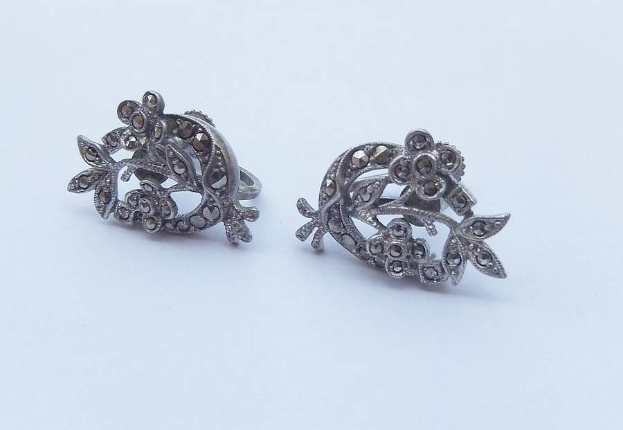 WOW !! A GORGEOUS PAIR OF VINTAGE SCREW ON STERLING SILVER EARRINGS SET WITH MARCASITE !!