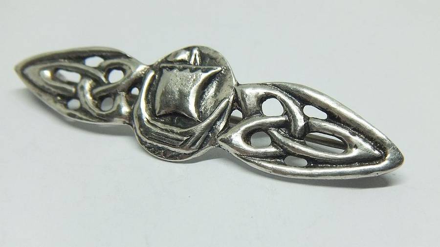 AWESOME PIECE !! AN OLD SOLID STERLING SILVER BROOCH WITH VIKING BOAT AND CELTIC PATTERN DESIGN !!