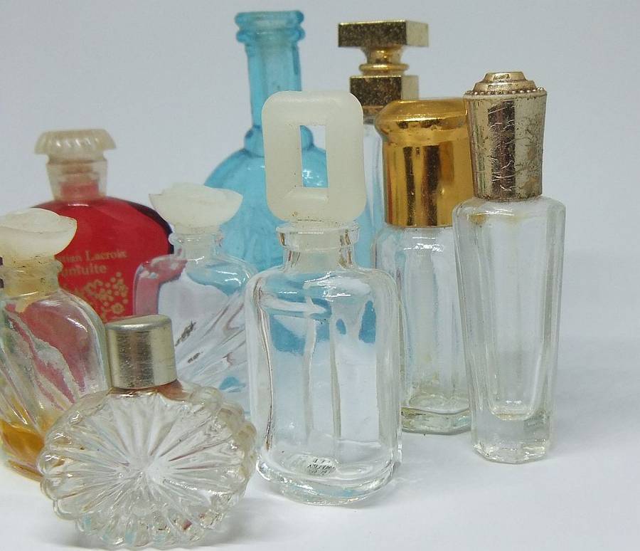 A LOVELY LITTLE COLLECTION OF VINTAGE MINIATURE GLASS PERFUME BOTTLES