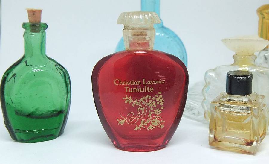 A LOVELY LITTLE COLLECTION OF VINTAGE MINIATURE GLASS PERFUME BOTTLES