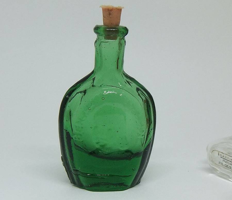 A LOVELY LITTLE COLLECTION OF VINTAGE MINIATURE GLASS PERFUME BOTTLES