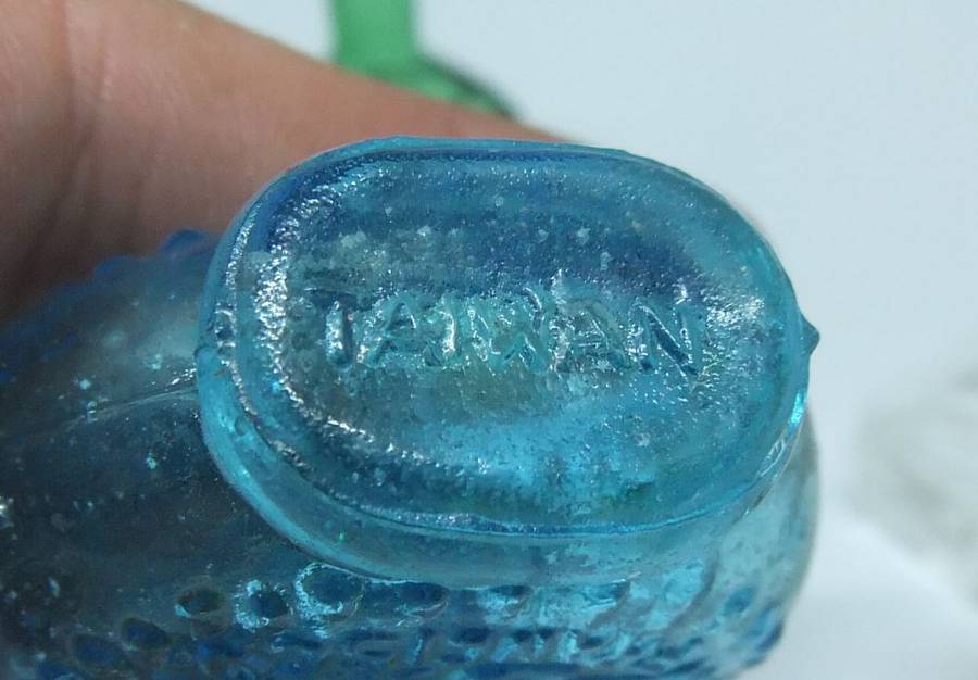 A LOVELY LITTLE COLLECTION OF VINTAGE MINIATURE GLASS PERFUME BOTTLES