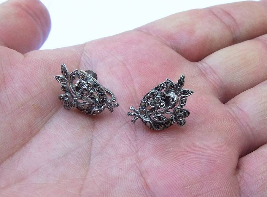 WOW !! A GORGEOUS PAIR OF VINTAGE SCREW ON STERLING SILVER EARRINGS SET WITH MARCASITE !!