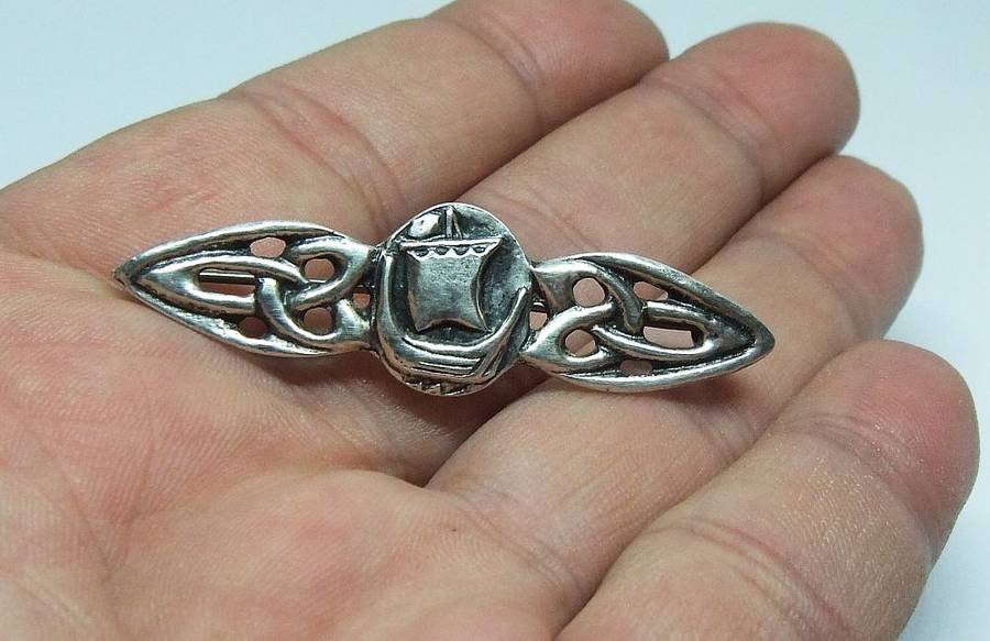 AWESOME PIECE !! AN OLD SOLID STERLING SILVER BROOCH WITH VIKING BOAT AND CELTIC PATTERN DESIGN !!