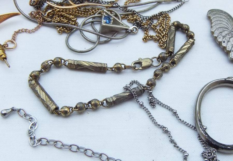 BITS AND BOBS , SPARES AND MORE ... OVER 70 COINS AND ALL SORTS OF USABLE THINGS !! BID FOR THE LOT