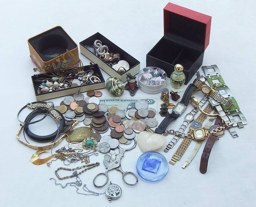 BITS AND BOBS , SPARES AND MORE ... OVER 70 COINS AND ALL SORTS OF USABLE THINGS !! BID FOR THE LOT